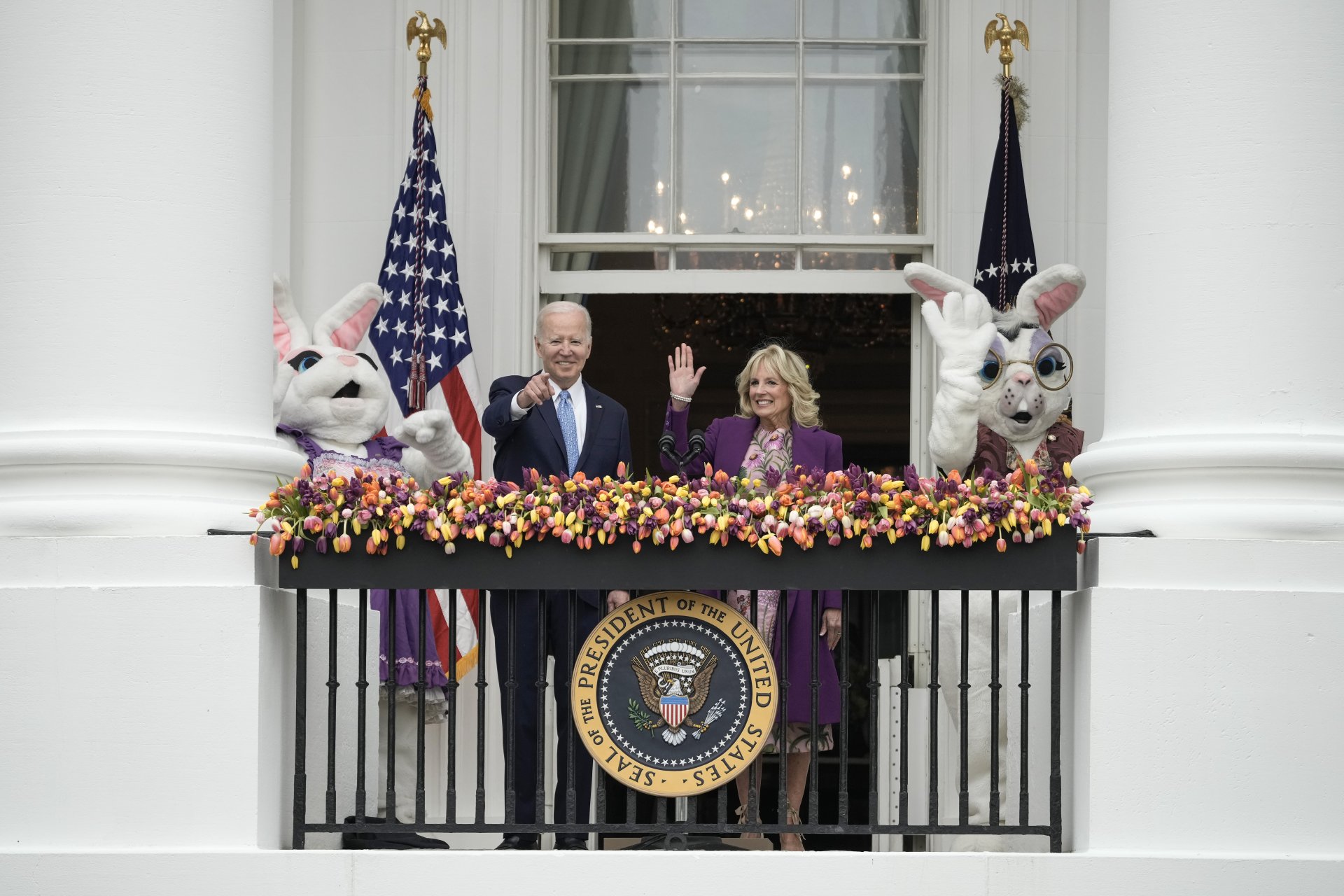 Байдън поздравява за Великден от балкона на Белия дом