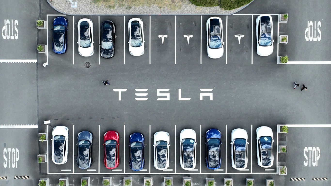 "Тесла" изтегля 1,1 милиона коли от американския пазар заради риск от контузии