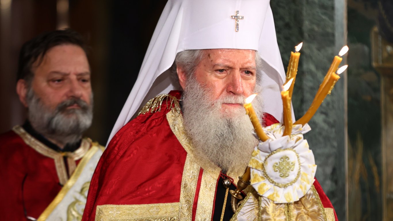 Патриарх Неофит е със счупен крак след падане в Богословския факултет