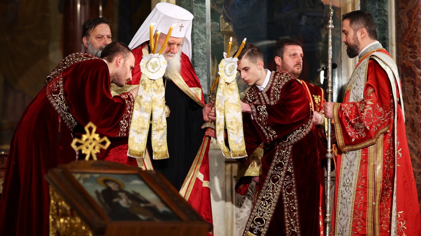 Патриарх Неофит възвести Христовото Възкресение и благослови българите (снимки)