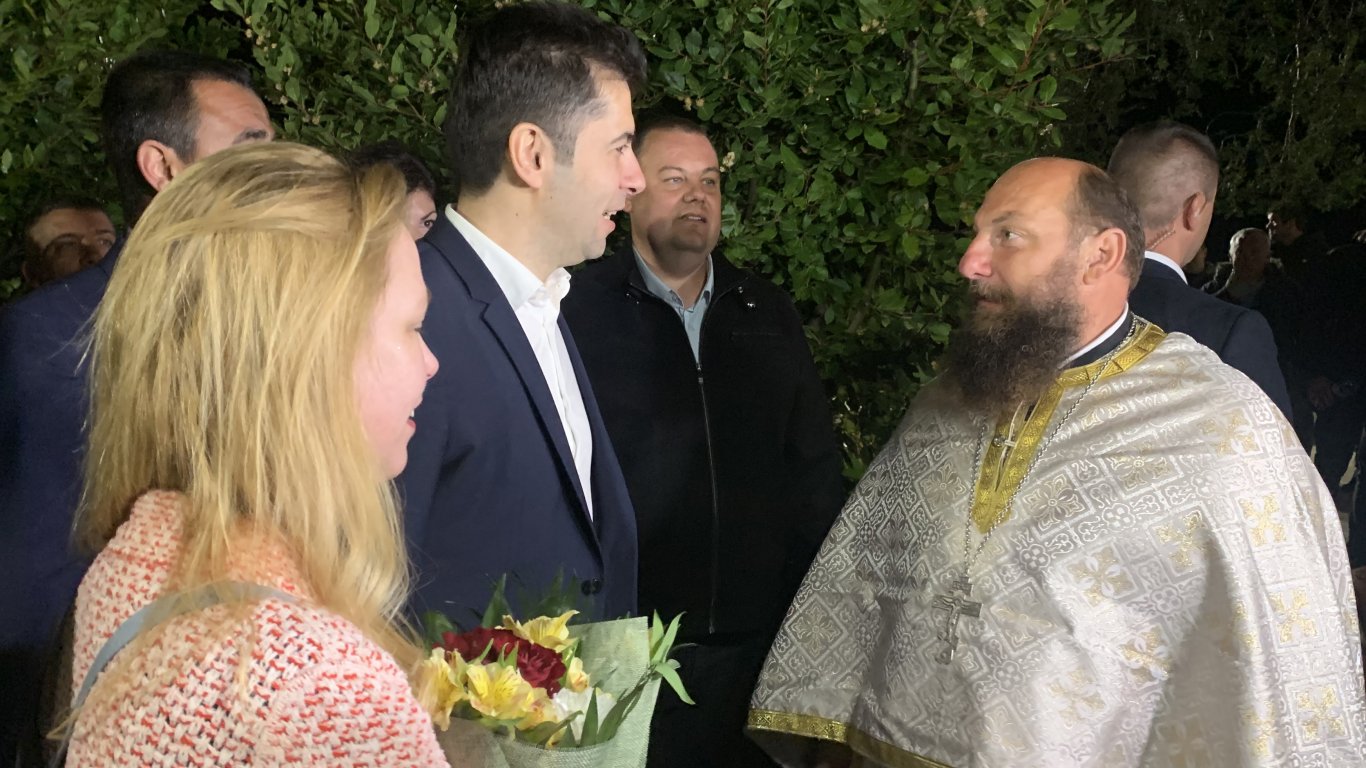 Кирил Петков ще ремонтира пукнатина в църквата в Царево с лични средства (видео)