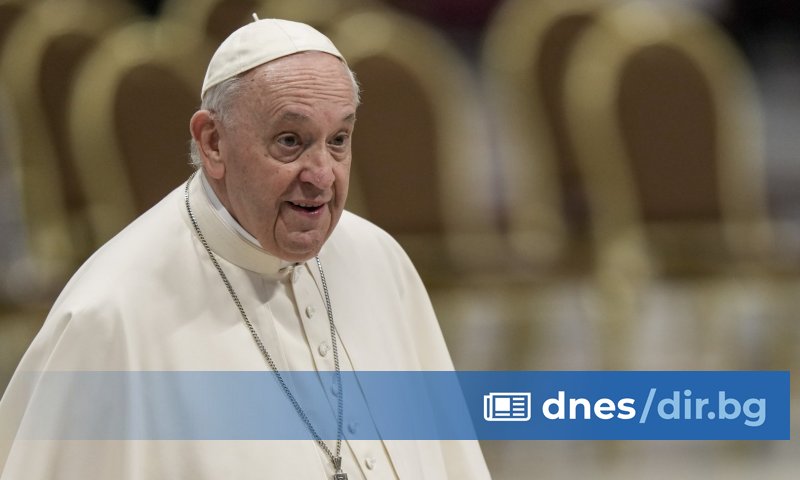 Папа Франциск призова днес хората да харчат по-малко за коледните