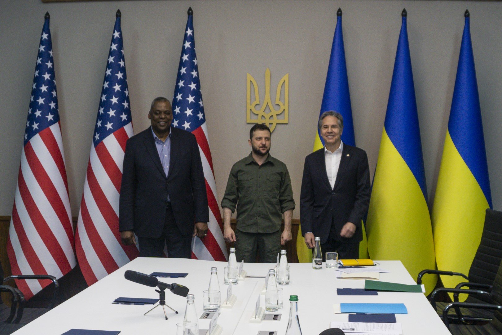 Mинистърът на отбраната на САЩ Лойд Остин, вляво и държавният секретар Антони Блинкен, вдясно, се срещнаха с украинския президент Владимир Зеленски, неделя, 24 април 2022 г., в Киев