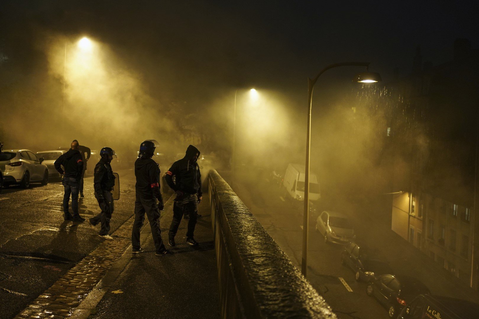 Полицейските служители сред облаци от сълзотворен газ, докато следват крайно леви демонстранти в Лион, в деня на балотажа за президентските избори, неделя, 24 април 2022 г.