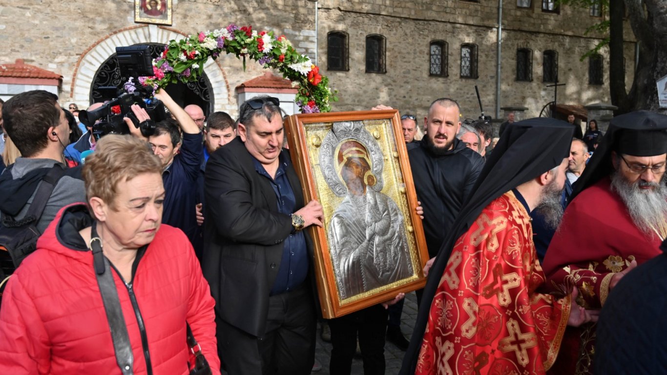 Стотици хора придружиха копието на чудотворната икона на Пресвета Богородица от Бачковския манастир