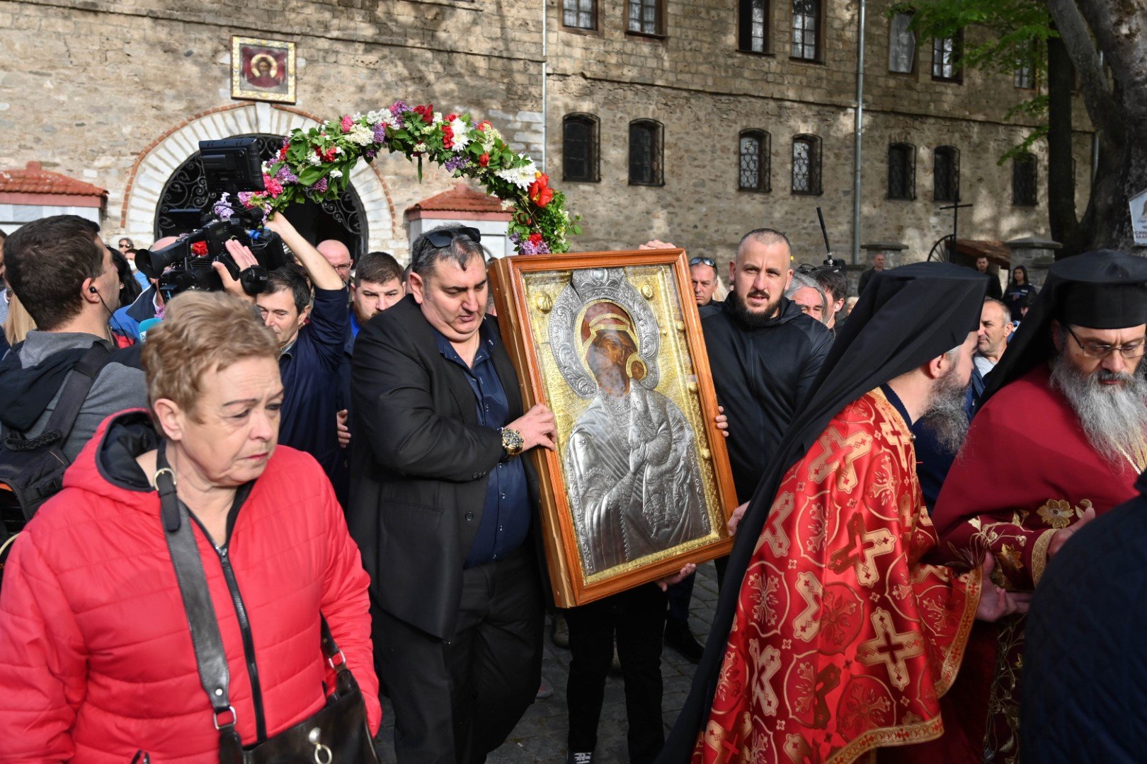 От църквата "Св. Богородица" на Бачковския манастир бе изнесено копието на чудотворната икона на Пресвета Богородица