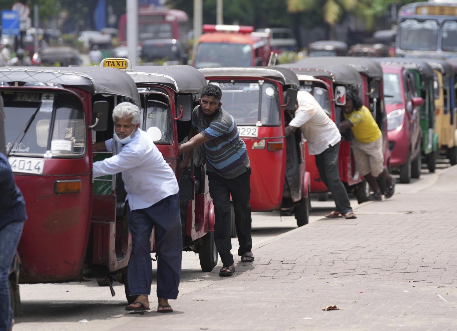 Шофьори на рикши се редят на опашка, за да заредят бензин от бензиностанция в Коломбо, Шри Ланка, сряда, 13 април 2022 г.