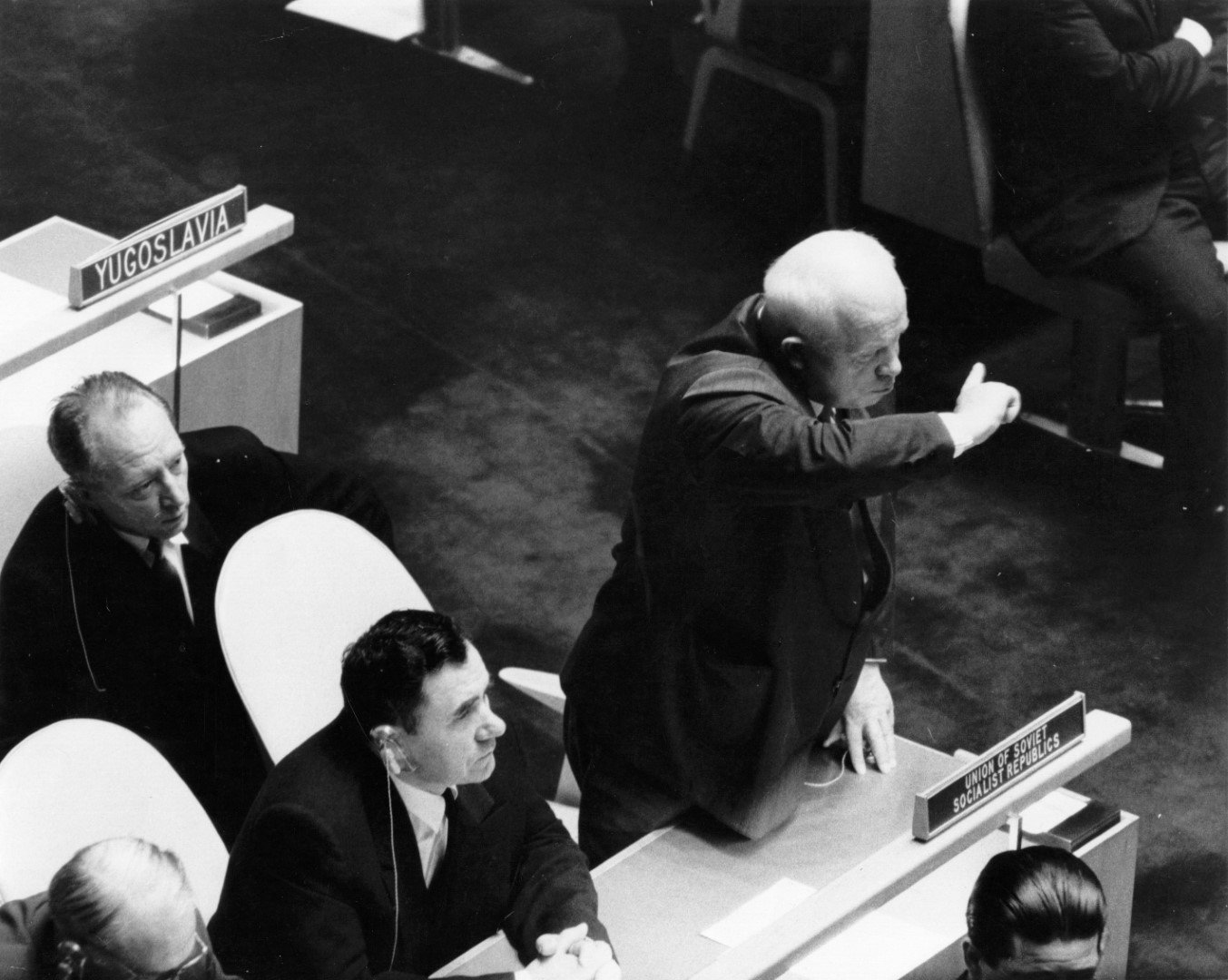 Никита С. Хрушчов (1894 - 1971) се изправя на крака по време на реч на британския премиер Харолд Макмилън по време на 15-та сесия на Общото събрание на ООН в Ню Йорк, 9 септември , 1960 г. До него е външният министър Андрей А. Громико (1909 - 1989)