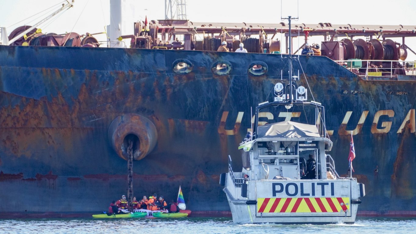Екоактивисти блокираха танкер с руски петрол в Норвегия