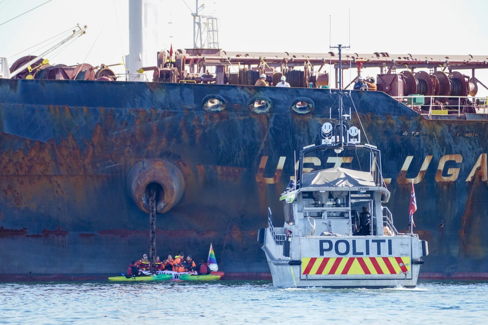 Полицейска лодка на местопроизшествието - Грийнпийс организира протест пред кораба Уст Луга, превозващ руски петрол за Норвегия, в Осгардстранд, понеделник, 25 април 2022 г.