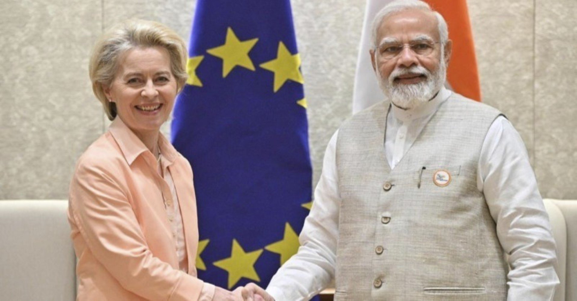 Урсула фон дер Лайен и индийският премиер Нарендра Моди се поздравяват по време на срещата си в Ню Делхи, Индия, понеделник, 25 април 2022 г. 