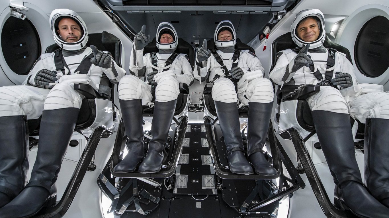 Екипажът на първия частен полет до МКС се завърна на Земята