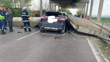 Част от мостово съоръжение падна върху кола край Девня, има ранени