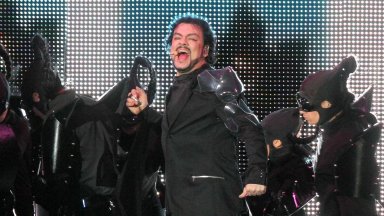 Снимките и видеозаписите от партито предизвикаха огромно възмущение и сред