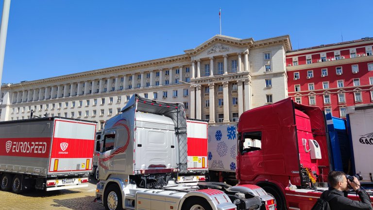 Превозвачи с протестни шествия в цялата страната, блокираха ключови булеварди, паркираха ТИР-ове пред МС