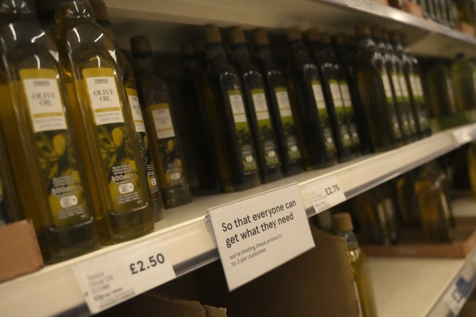 Различни видове растителни масла, заедно с бележка до клиентите, че могат да вземат само по 3 бутилки в супермаркет в Лондон на 23 април 2022 г.