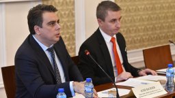 Асен Василев и Александър Николов отиват в Брюксел, за да договарят стъпки за действие