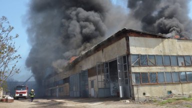 Три часа продължава битката с голям пожар в склад за строителни материали в Свиленград 