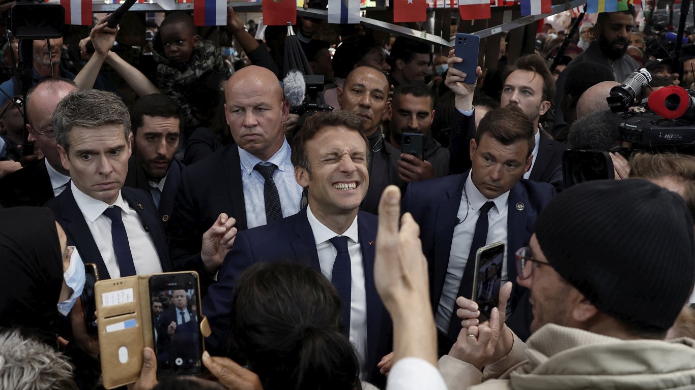 Коалицията на Макрон и левицата засега са начело с изравнени резултати в надпреварата за парламента във Франция
