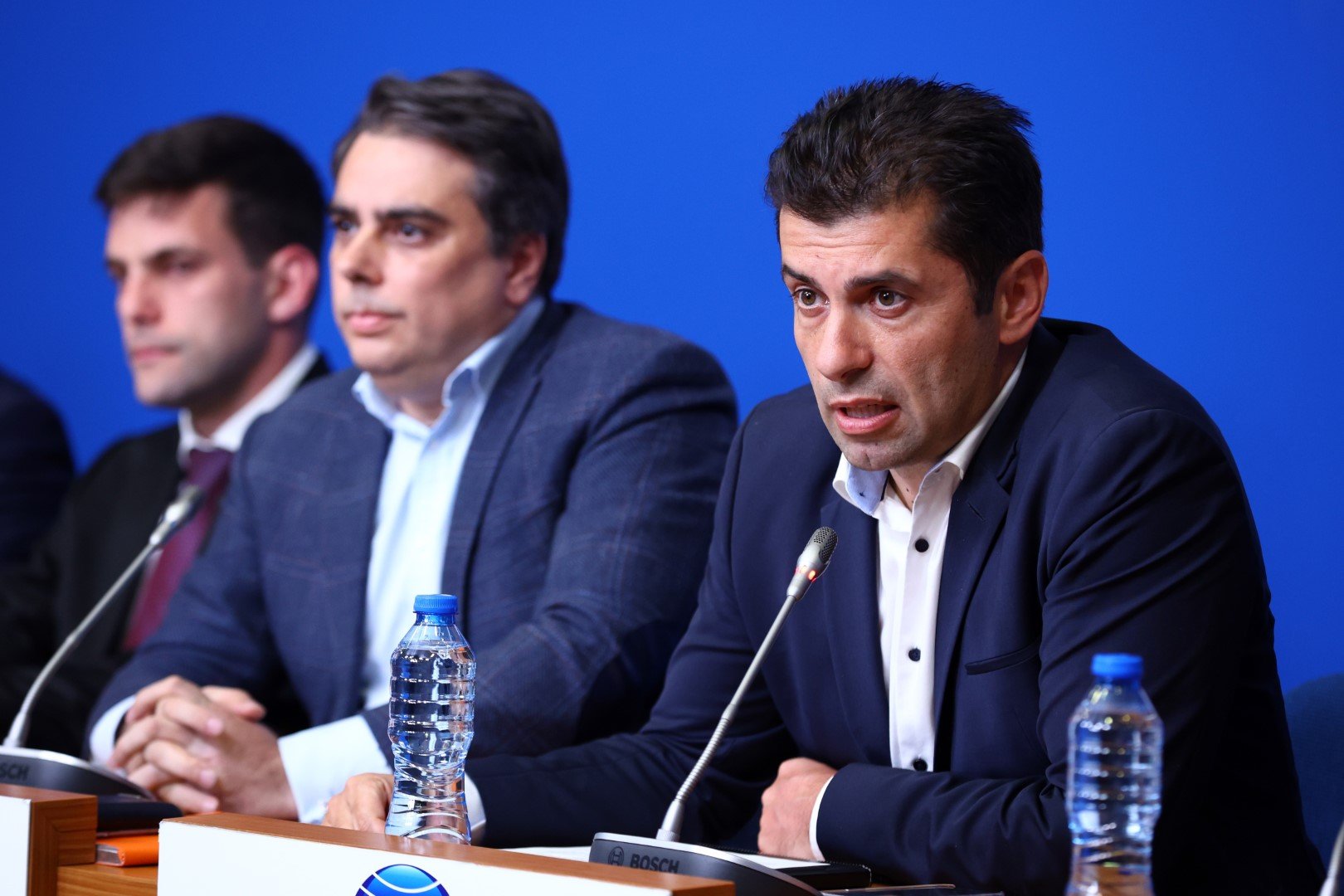 Председателят на парламента Никола Минчев (вляво), премиерът Кирил Петков (вдясно), вицепремиерът Асен Василев по време на пресконференцията на "Продължаваме Промяната"