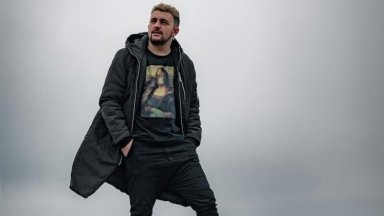 Звезда от "Гласът на България" с песен за украинските спасители и доброволци (видео)
