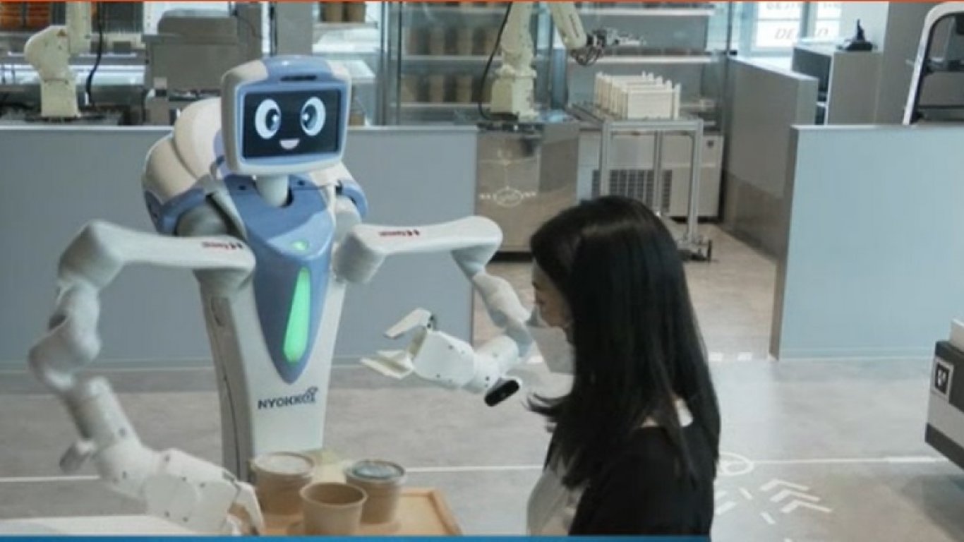 Роботи замениха сервитьорите и готвачите в японски ресторант (видео)