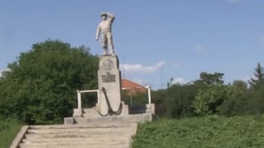 Паметникът на моряка в Русе се наклони застрашително (видео)