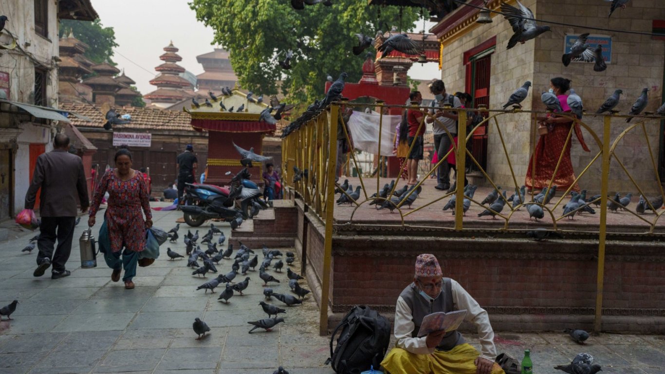 Непал забрани вноса на луксозни стоки, за да запази валутните си запаси
