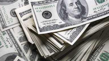 Доларът върви към петата си поредна седмична печалба