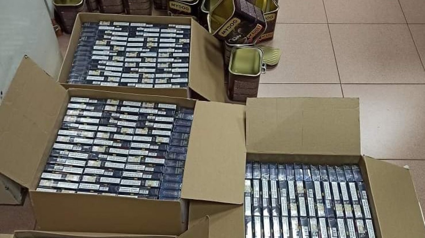 Митничари откриха 450 кутии с цигари в консерви за кучешка храна (видео)