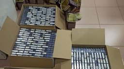 Митничари откриха 450 кутии с цигари в консерви за кучешка храна (видео)