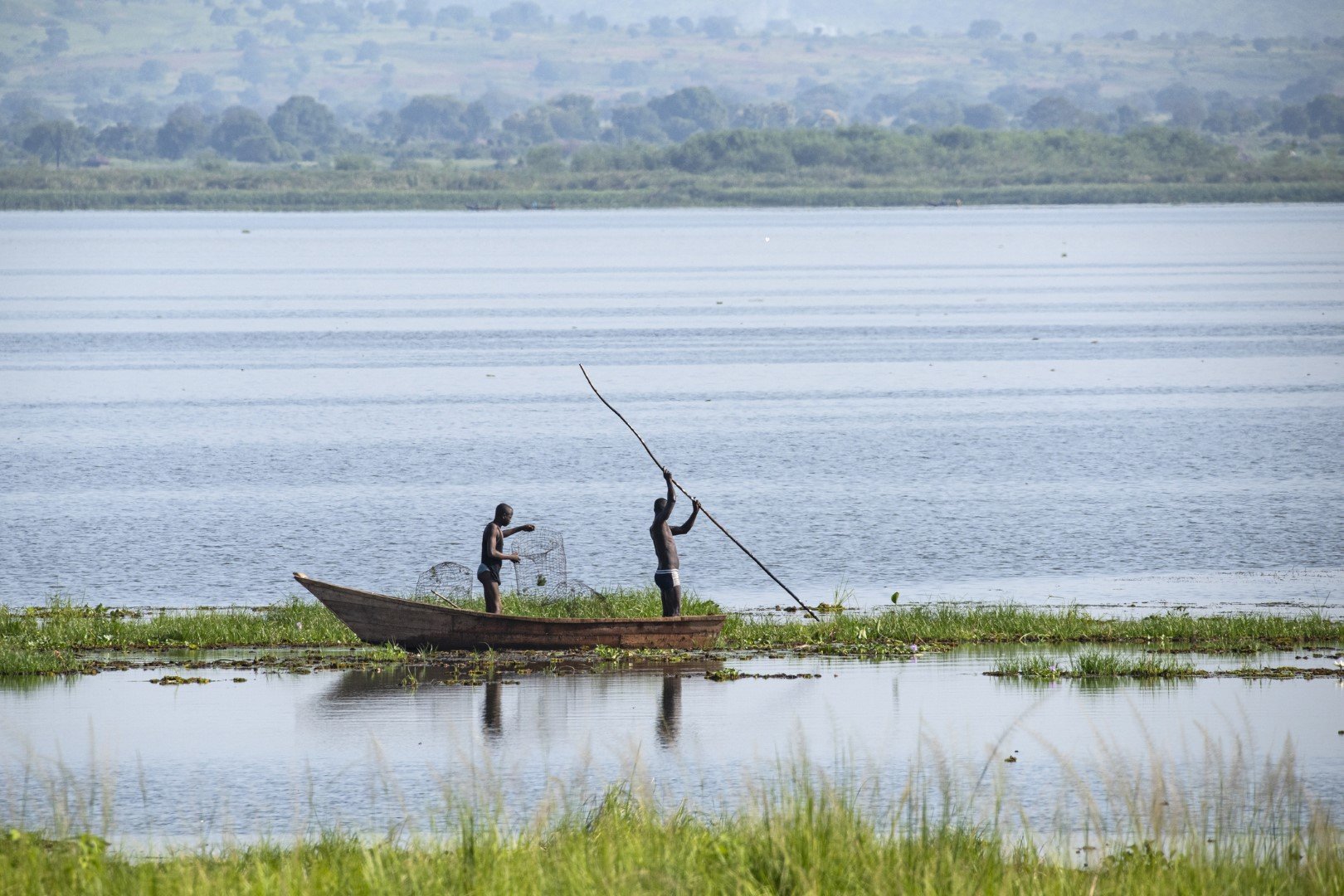 Рибари от Уганда плават по Бели Нил