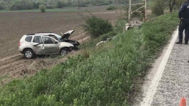 Двама пострадали след удар на кола в стълб край Разград