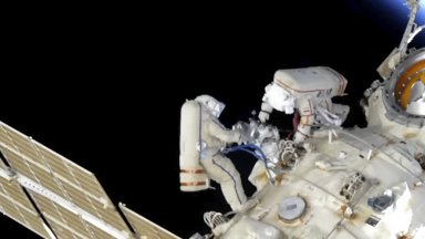 Руски космонавти прекараха 7 часа в открития космос (видео)