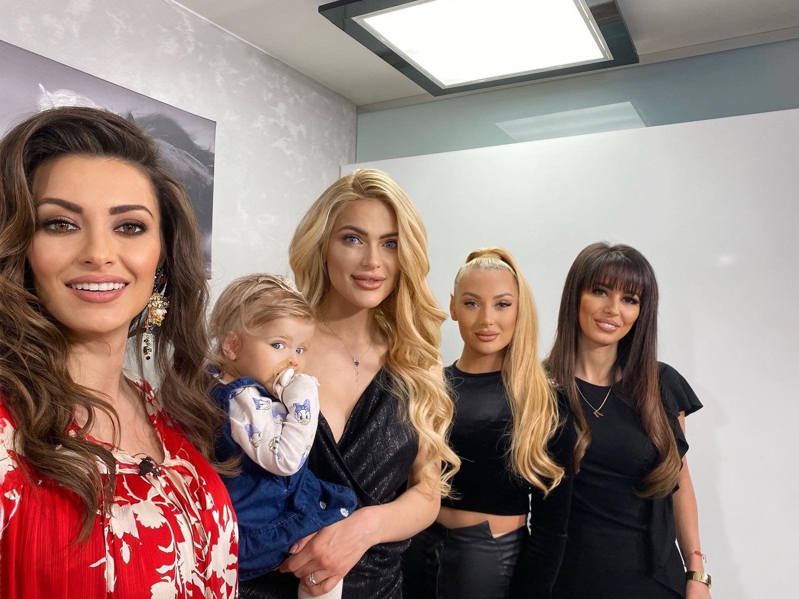 Гери с Вероника Стефанова, модел (с бебето ѝ), Мариела Борисова, гримьор и Николета Серафимова, коафьор