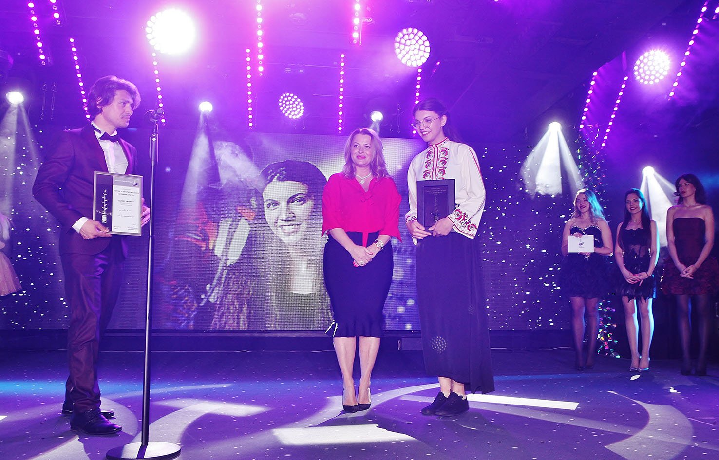 Маестро Йордан Камджалов връчва награда на виртуозната Калина Андрева