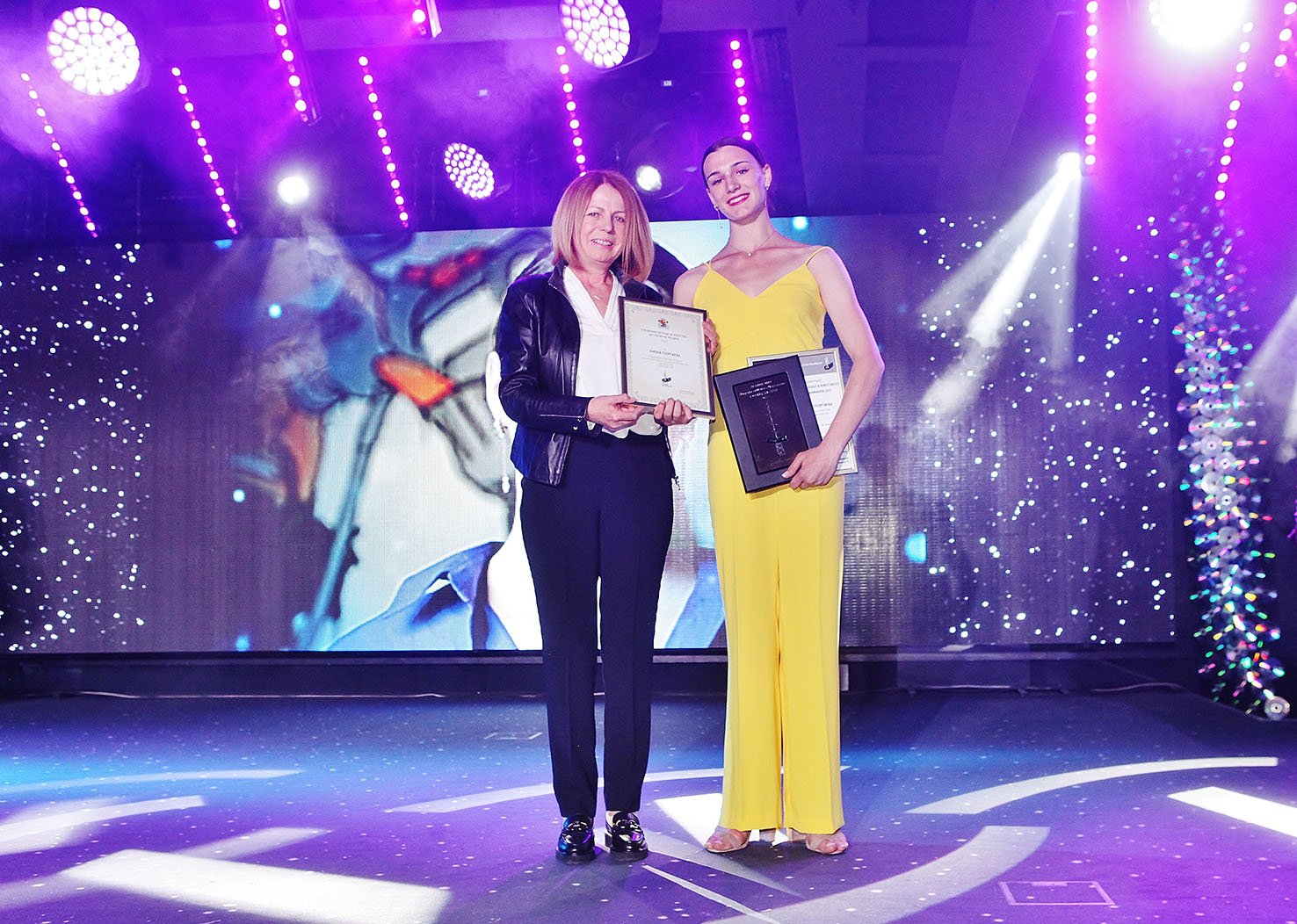 Кметът на София Йорданка Фандъкова връчва специалната награда на Столична Община на балерината Емона Георгиева