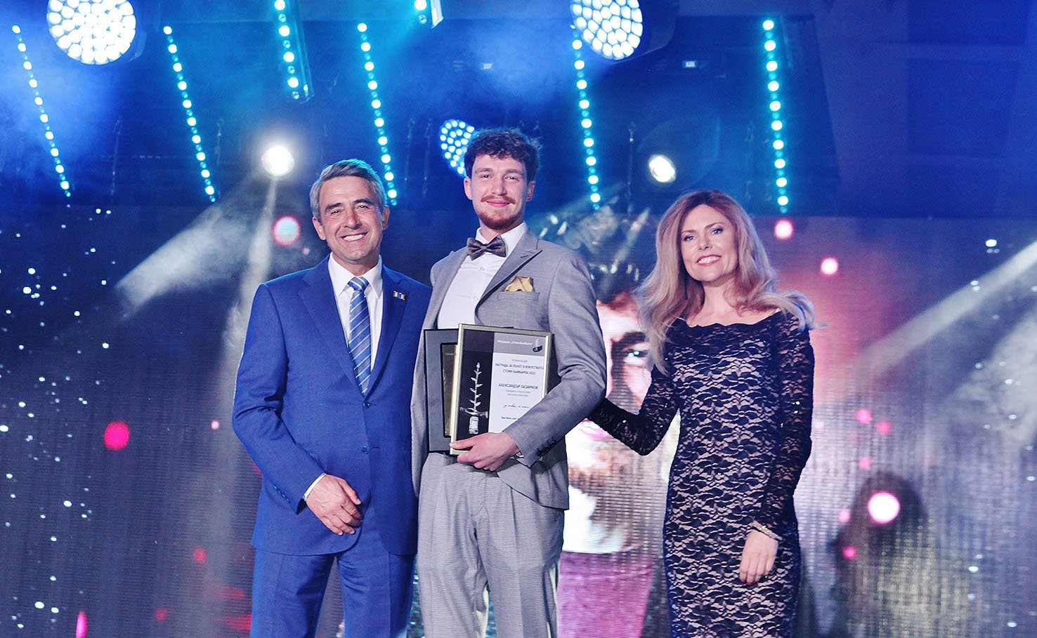 Президентът Росен Плевнелиев и съпругата му Деси Банова наградиха визуалния артист Александър Лазарков