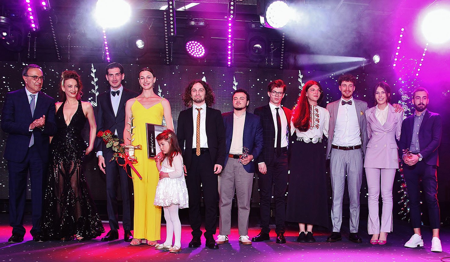 Президентът Петър Стоянов и Деси Тенекеджиева на сцената с всички победители и наградени от Официалната Церемония по връчването на култовите вече награди на Фондация "Стоян Камбарев" за 2022 г.