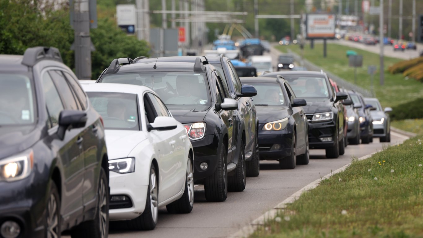 Най-много сигнали за разбити пътища са постъпили в АПИ от Плевен, Бургас и София