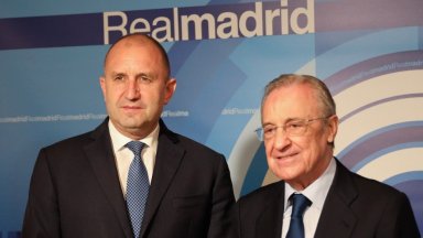 Президентът Радев получи фланелка с №1 от боса на Реал Мадрид