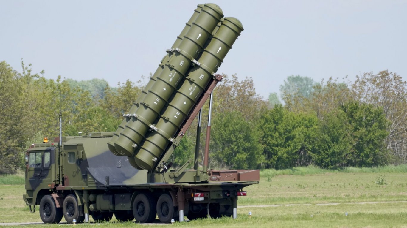 Сърбия купи ново оръжие от Китай, представи зенитно-ракетни комплекси HQ-22 (снимки)