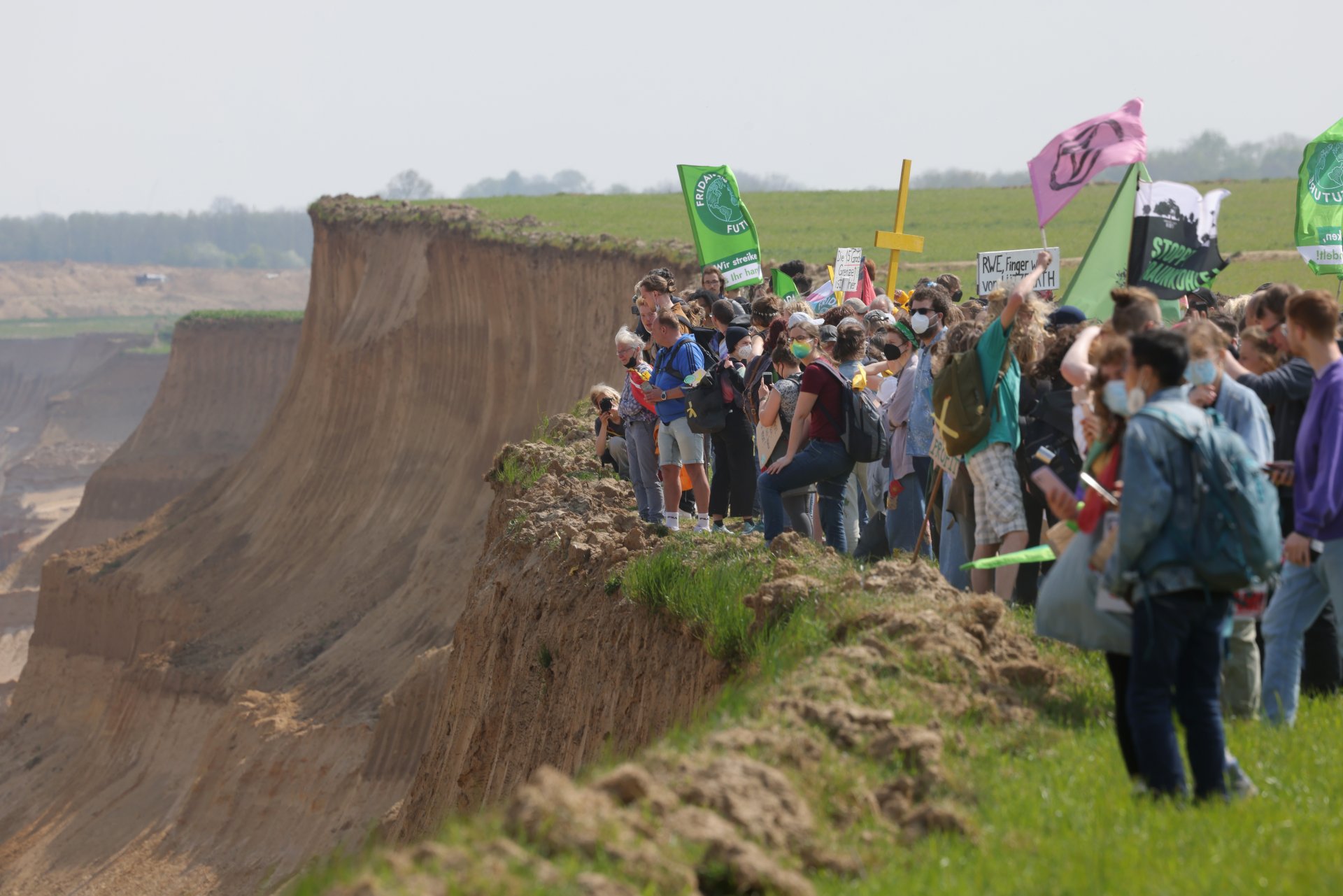 Протестиращи настояват за спиране на планираното разрушаване на курорната община Луцерат. Те стоят на ръба на разширяващата се открита мина за лигнитни въглища Garzweiler II. 
