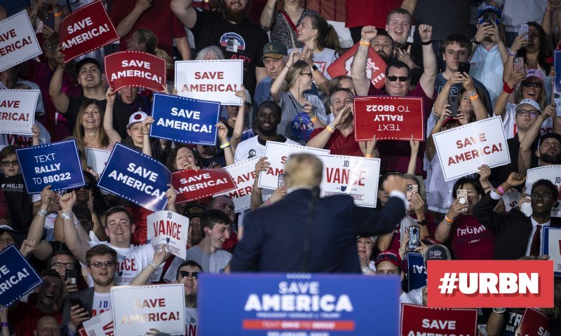 Изявата е толкова помпозна, колкото и самият Доналд Тръмп. Час