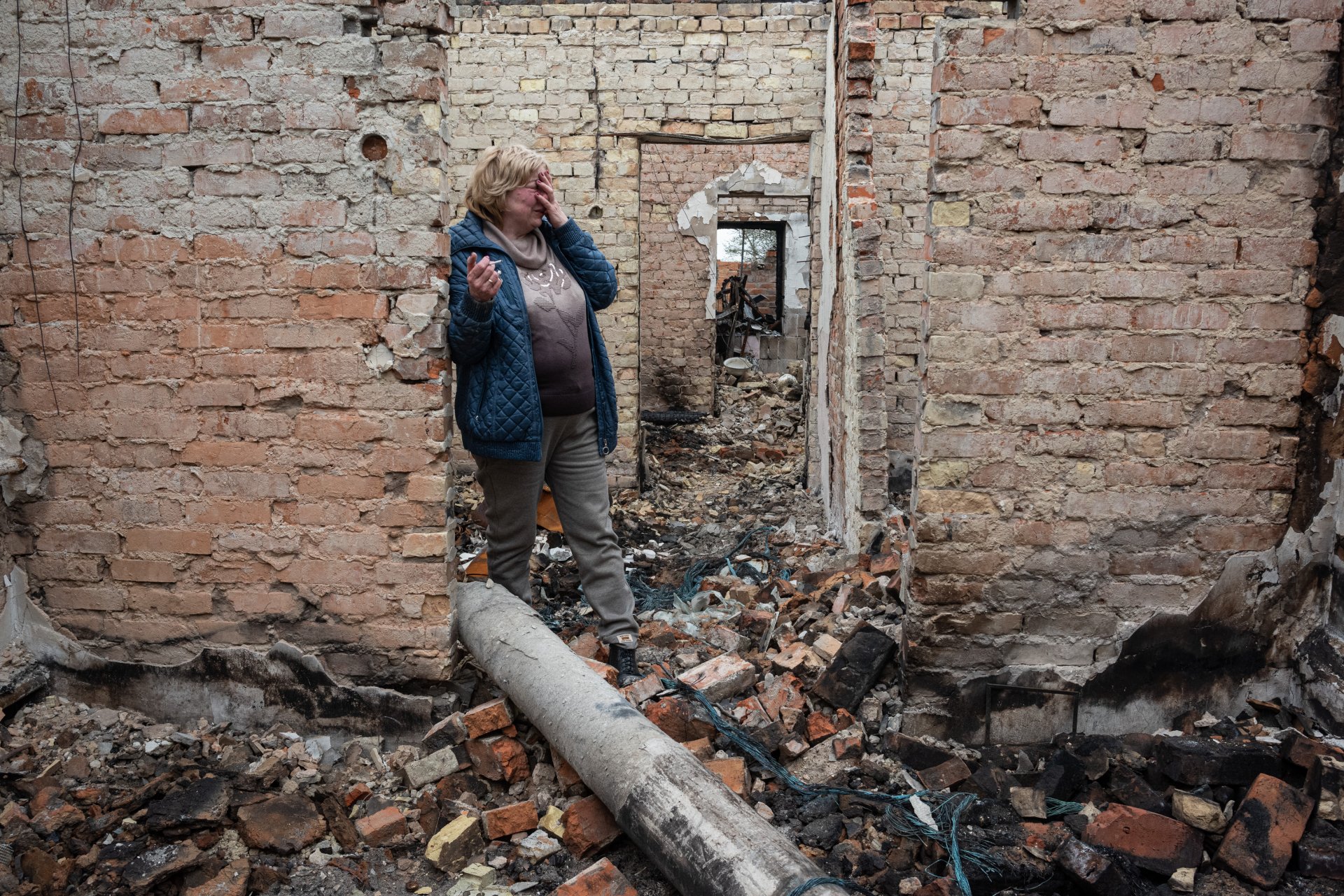 Укранка в разрушената си къща в Киев