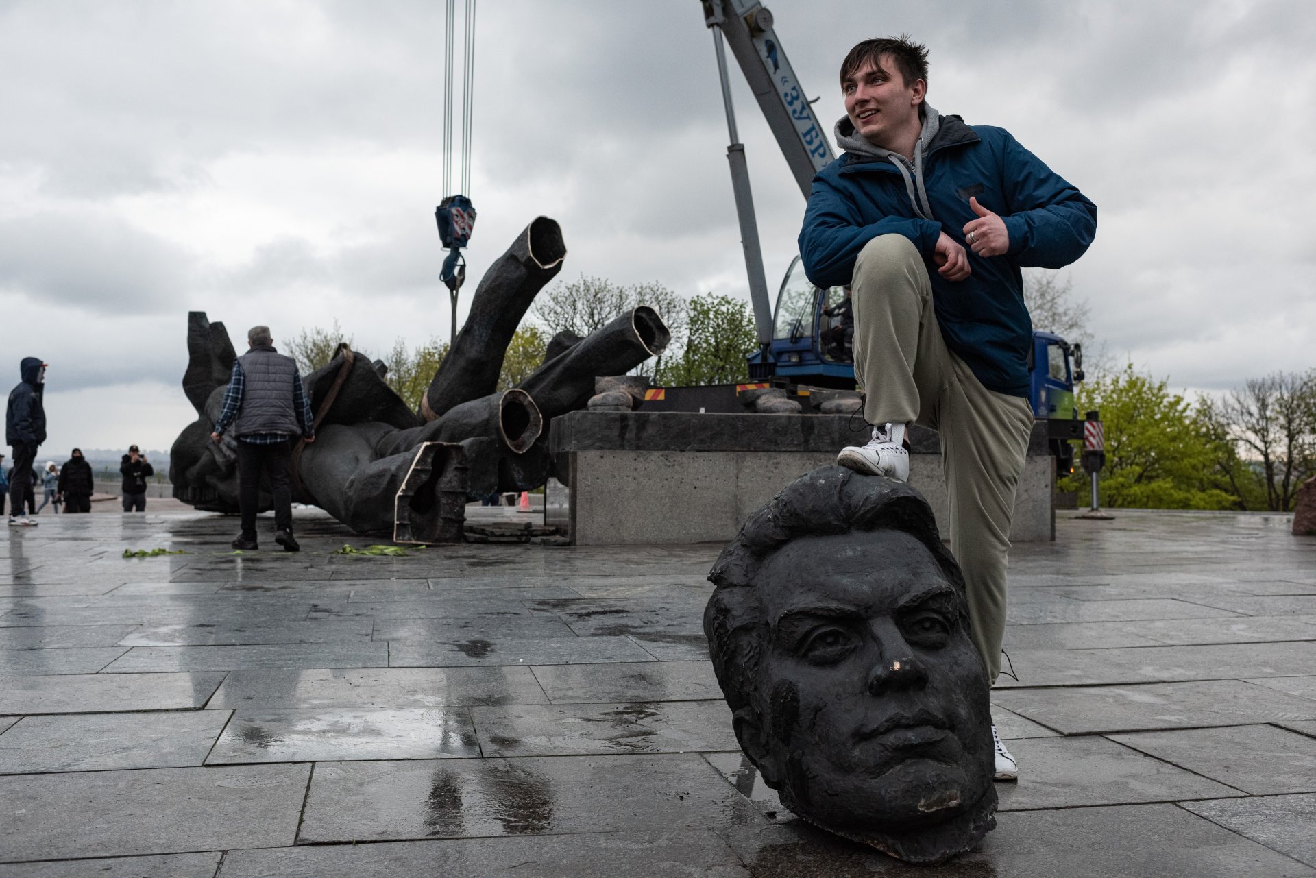 Разкостват паметника на Съветската дружба в Киев