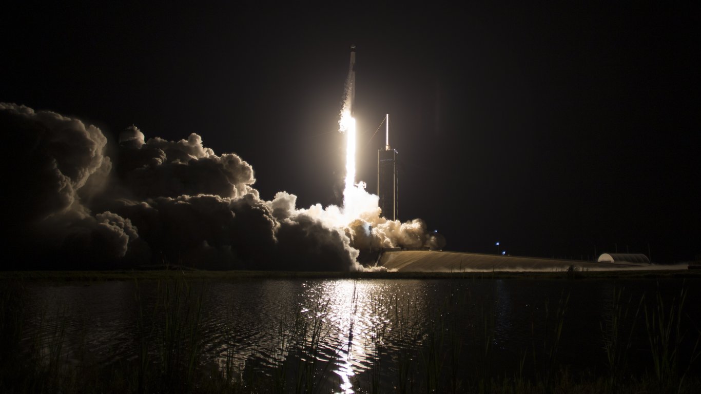 SpaceX изстреля най-мощната ракета в света за първи път от 3 години (видео)