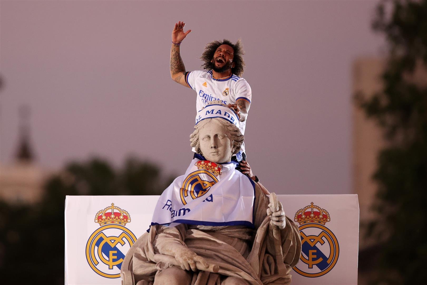 Кулминацията на купона: Марсело закичи богинята с шал на Реал.