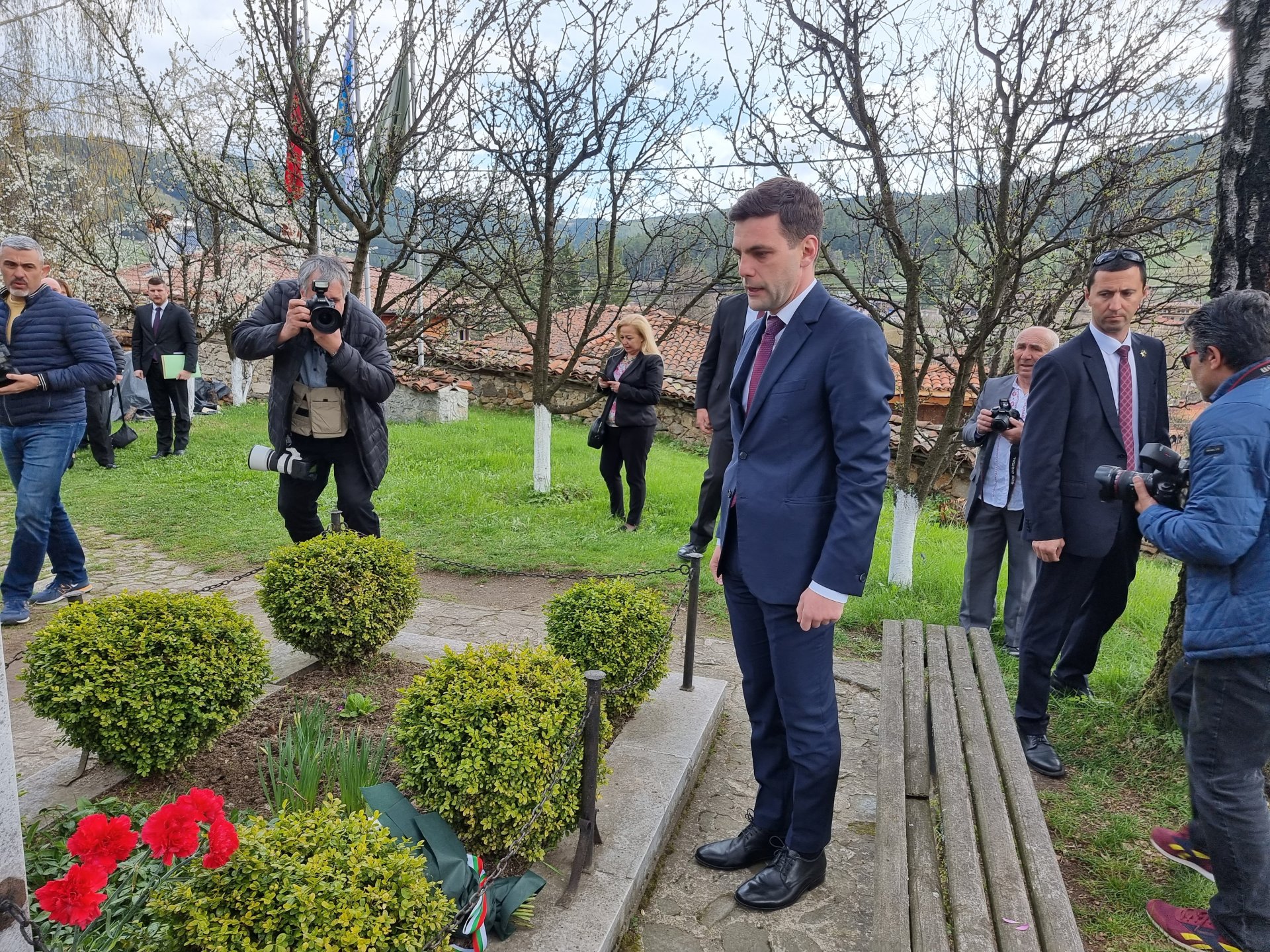 Председателят на НС положи цветя на гроба на Тодор Каблешков