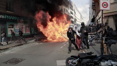Традиционните протести за 1 май бяха белязани от инциденти в Европа (снимки)